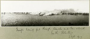 Troepen worden door rook en gaswolk geleid, Zuid-Palestina, september 1917 door Capt. Arthur Rhodes